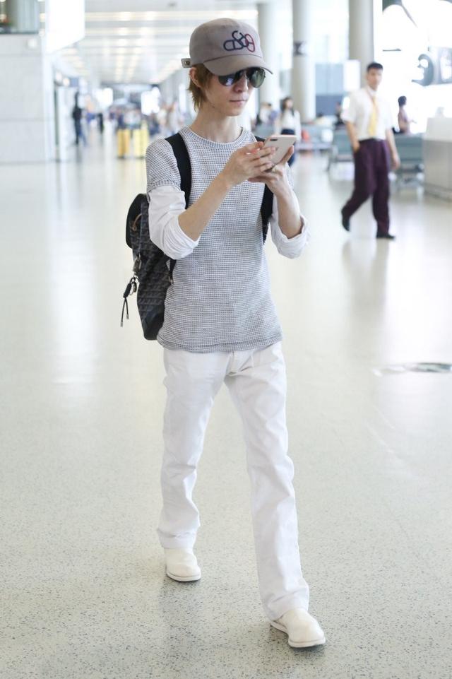 郭敬明机场双手插袋,全身大牌贵气十足,就是身高令人尴尬!