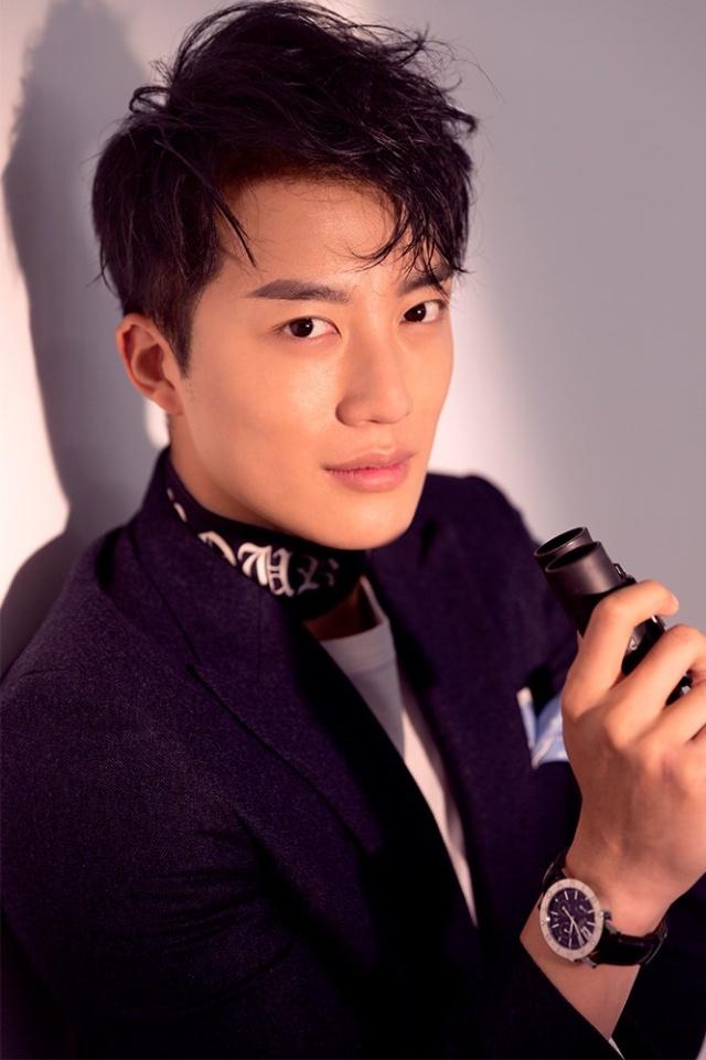 王燕阳初冬写真  黑色西装气质优雅笑容最暖