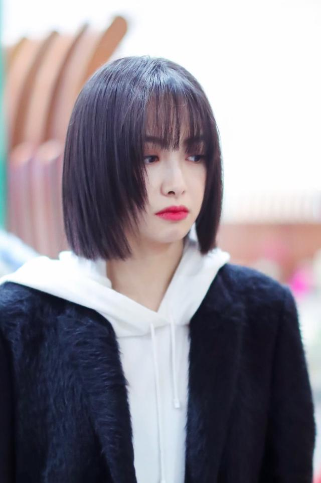 31岁宋茜换对发型又嫩了,"二维码刘海"大红唇,哪来的仙女?