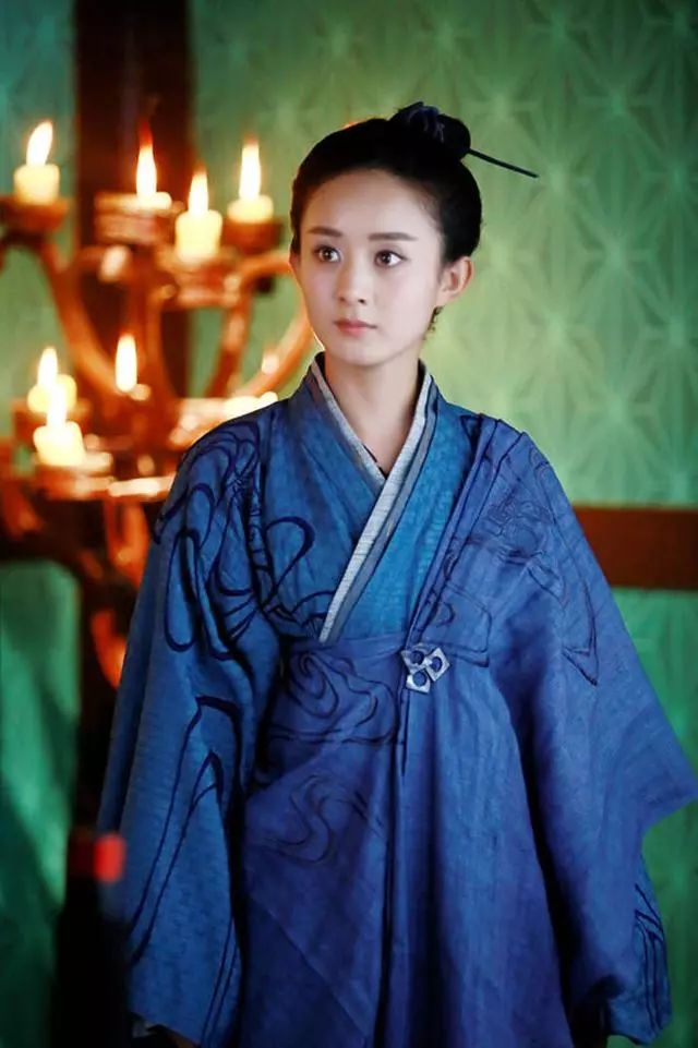 女星穿古装扎丸子头,杨幂让人眼前一亮,baby像美男子!