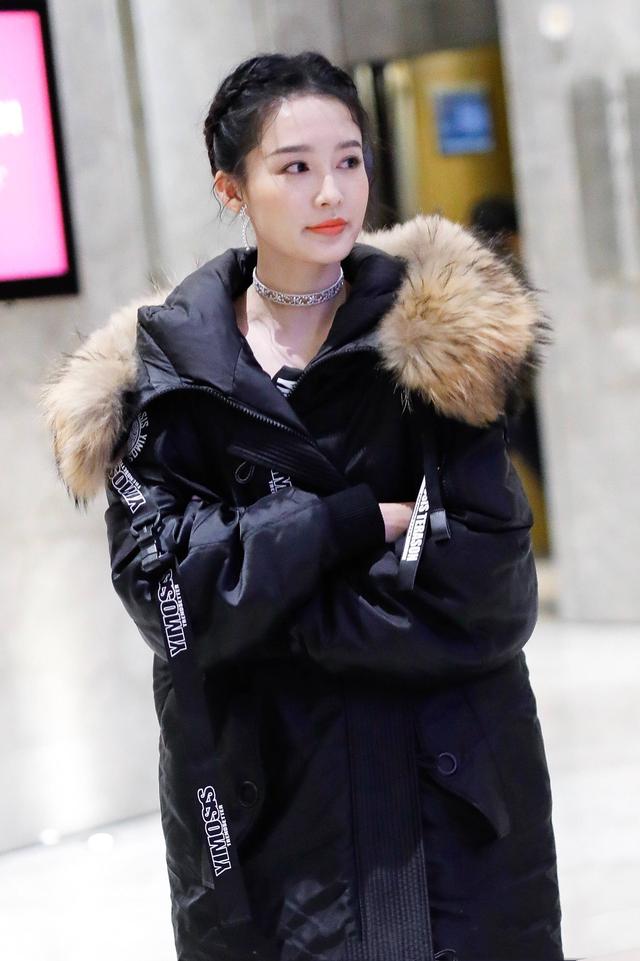 李沁终于换发型,甜美编发配长羽绒服走机场,光腿踩凉鞋认真的?