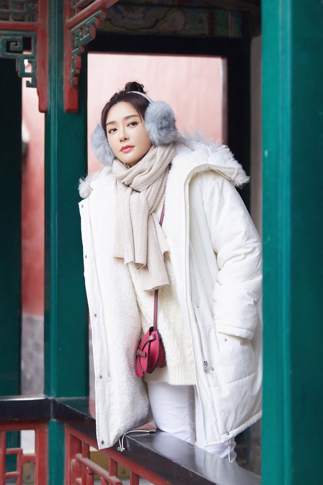 秦岚穿白色羽绒服优雅又惊艳,戴耳罩更保暖!认真过冬没错了
