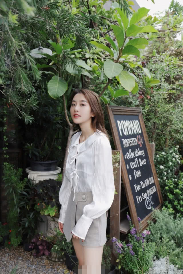 卓仕琳在与马睿嵘结婚之前还与陈学冬传过一段绯闻,不过当事人都没有