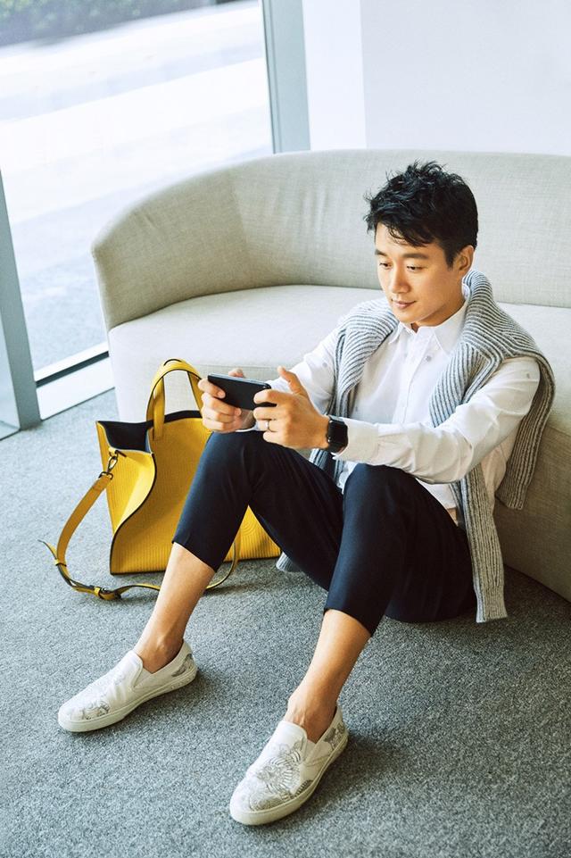 佟大为现身米兰观秀,棕色皮衣配白色长裤,40岁帅成"一朵花"