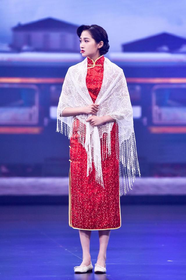 关晓彤穿旗袍挑战依萍歌舞《小冤家》,这腿细得太不真实,美呆了