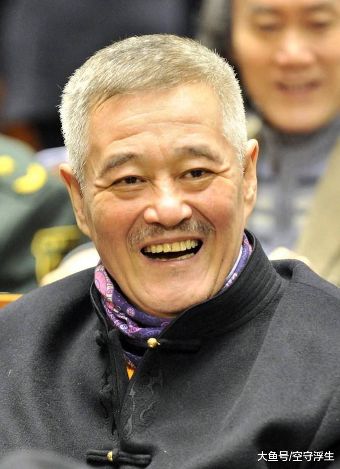 他是赵本山亲子挑选的弟子, 捧了十年没捧红, 如今他开起烧烤店