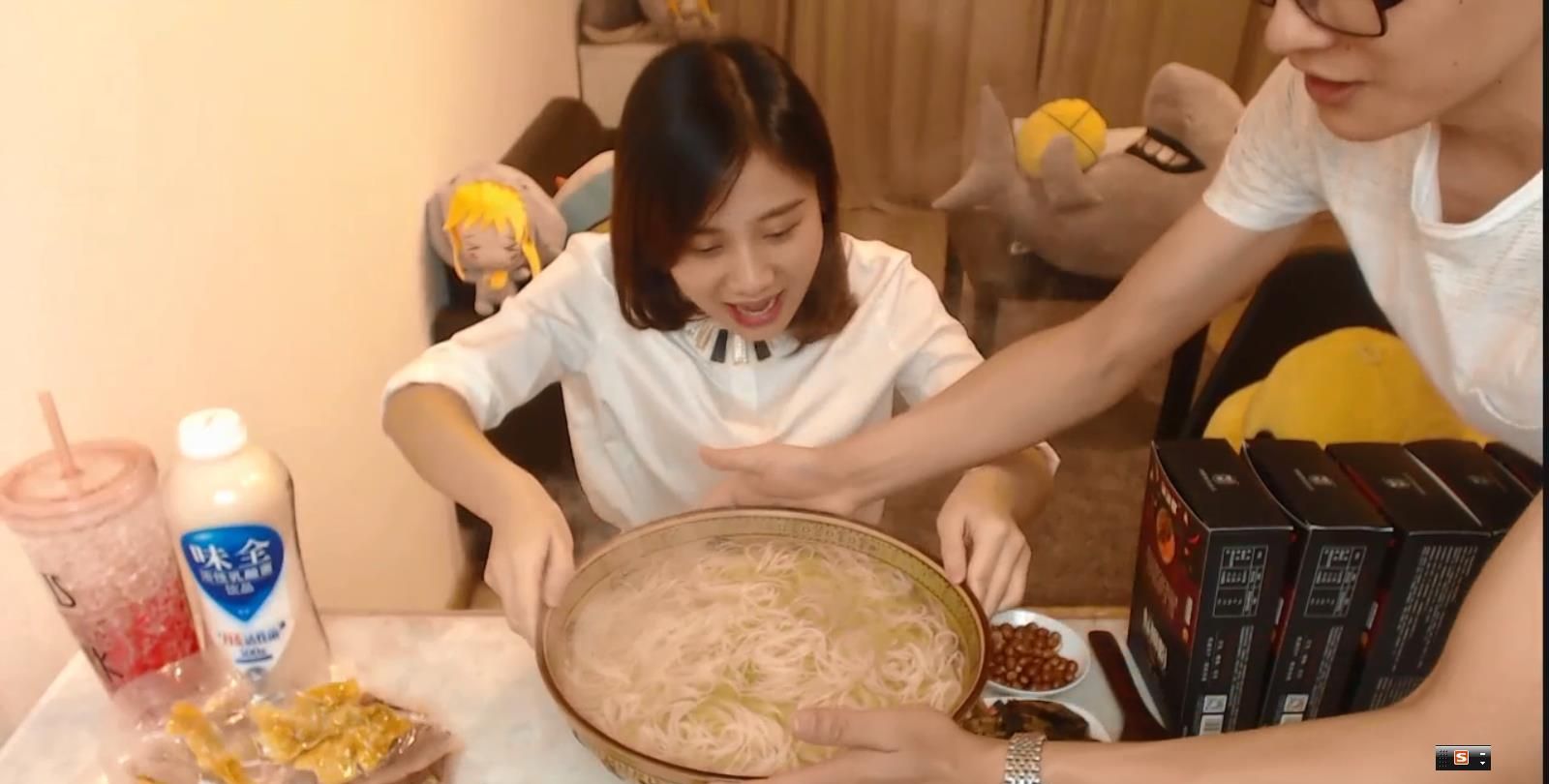 密子君吃螺蛳粉,中途换了件衣服,网友:掌握了正确吃法