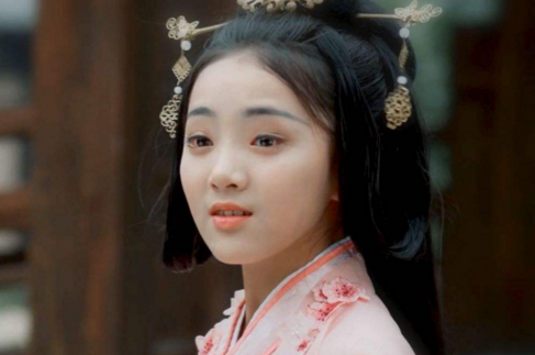 喜,并没有非常的出彩,输给了同剧中的小明兰(刘楚恬)和小小桃(何昕芮)