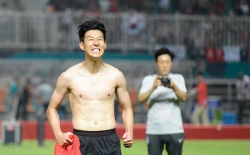 国足白斩鸡再次被实锤大肚子上全是赘肉难怪国足会这么差