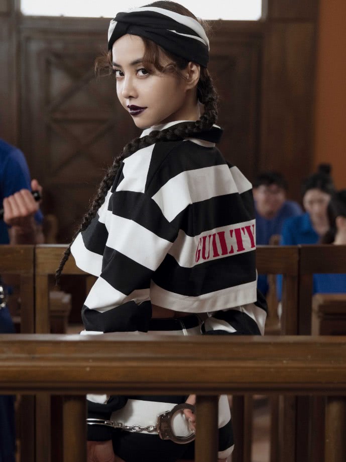 蔡依林《怪美的》的mv,穿"囚服"亮相,裤裆"破"了个大口!