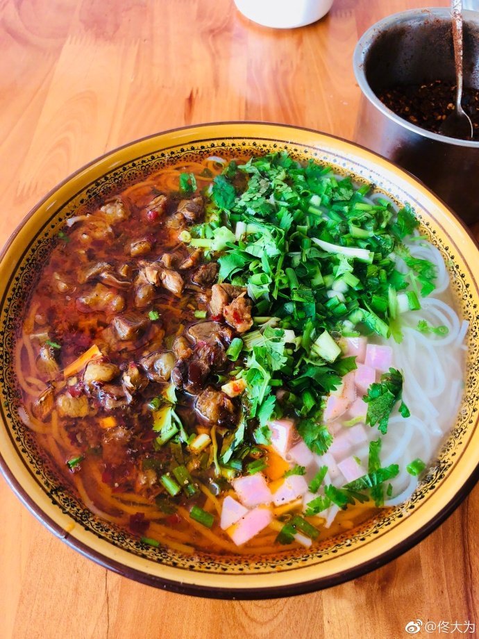 知名演员佟大为来贵州兴义了,还夸兴义羊肉粉好吃,你们看见没?