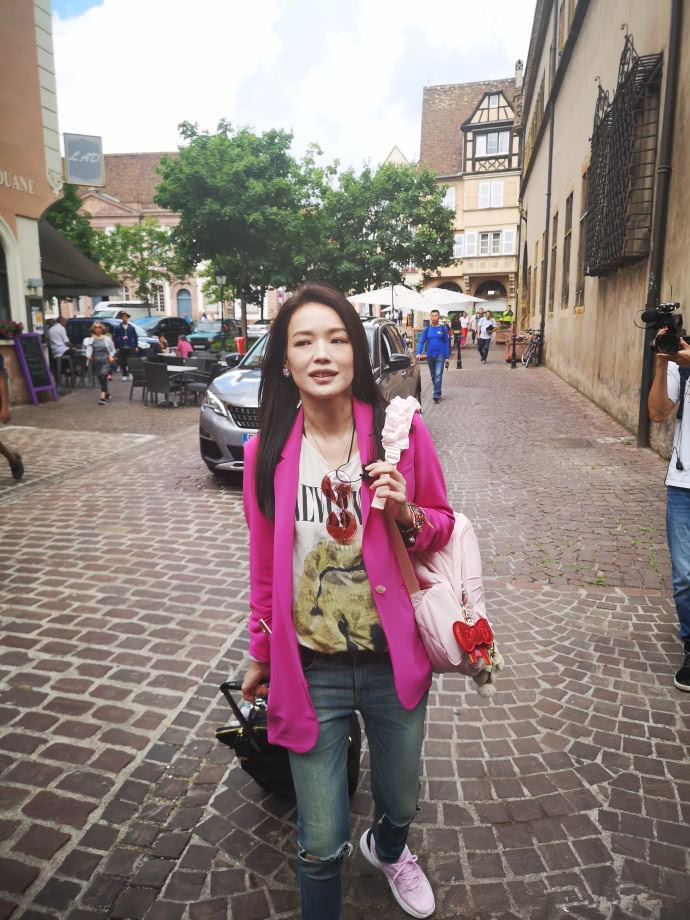 路人视角下的舒淇吓到我了!穿牛仔裤瘦成漫画腿,老阿姨变少女!