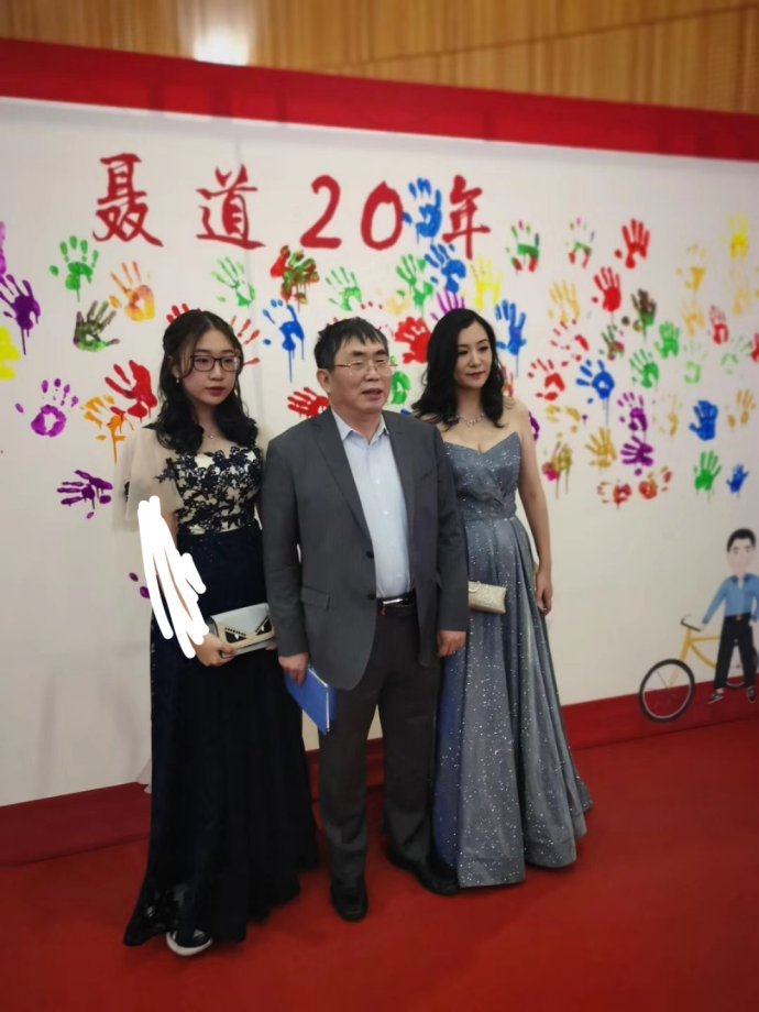 44岁妻子和女儿盛装,孙子女儿都15岁