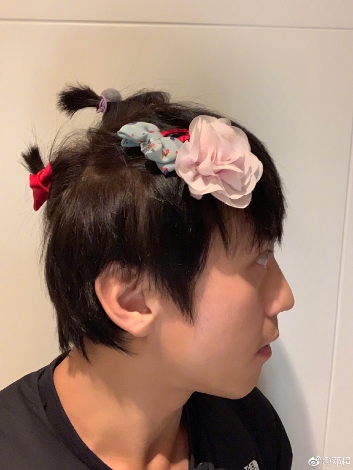 邓超向女儿求饶晒扎小辫妖娆发型孙俪的评价很中肯