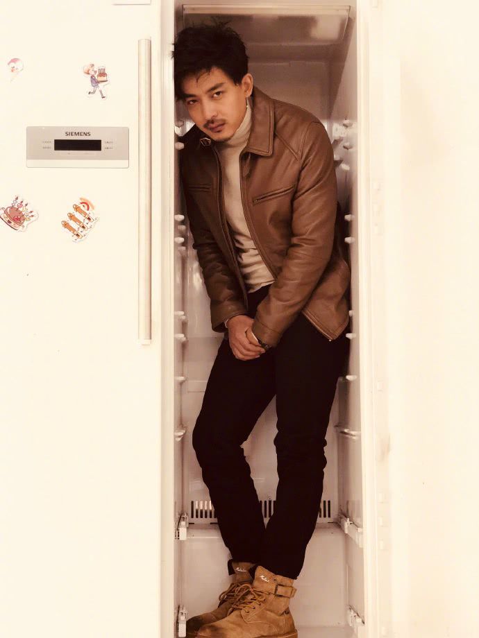 "张益达"李佳航晒照,胡子拉碴跑冰箱里拍照,网友:差点认不出