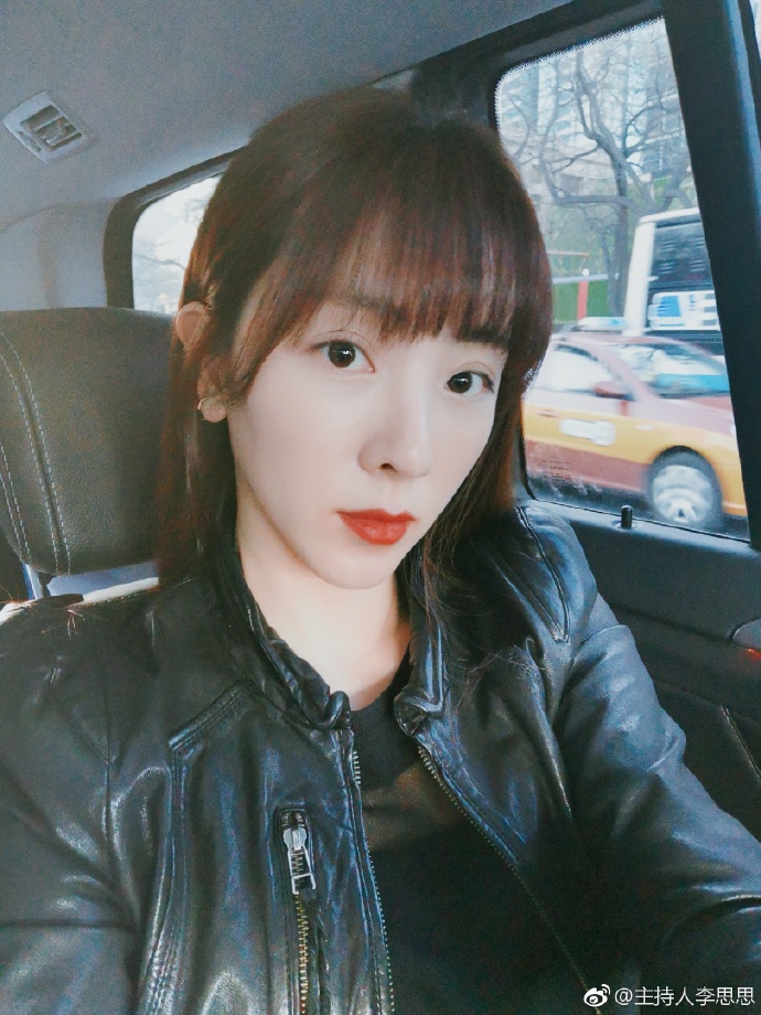 央视美女李思思庆祝自己过女神节,空气刘海被同事红果果称赞