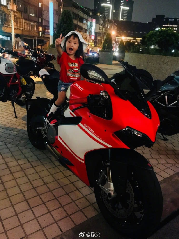 欧弟女儿尝试重机初体验,jo好勇敢,坐摩托车后面一点都不害怕