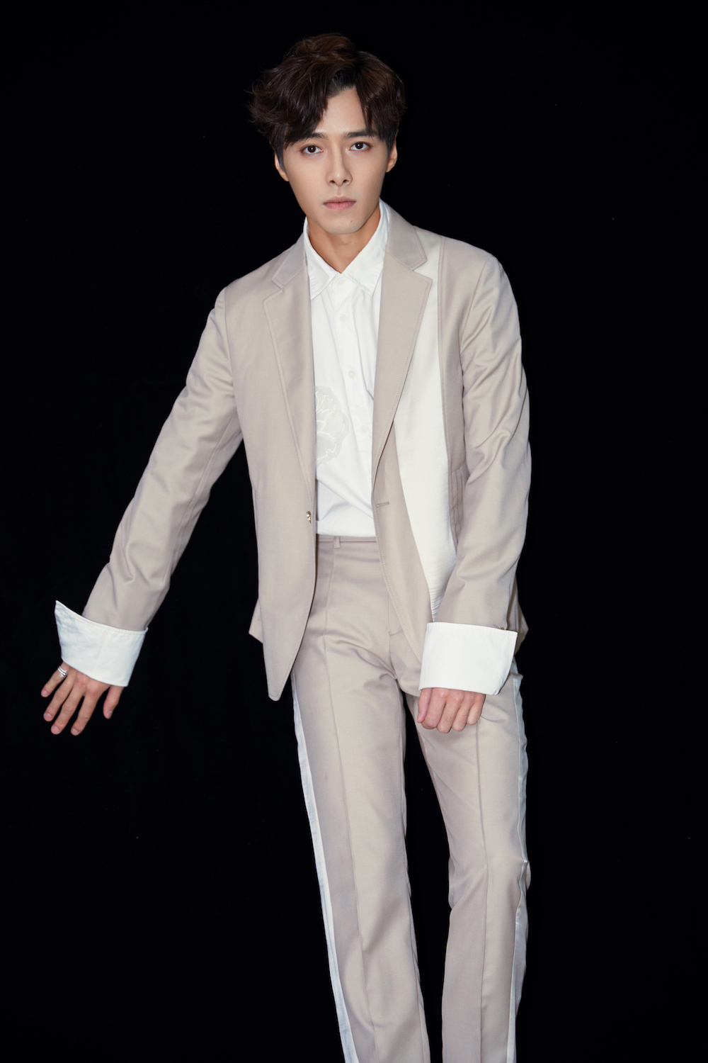 方逸伦西装范儿时尚十足完美男神高冷来袭