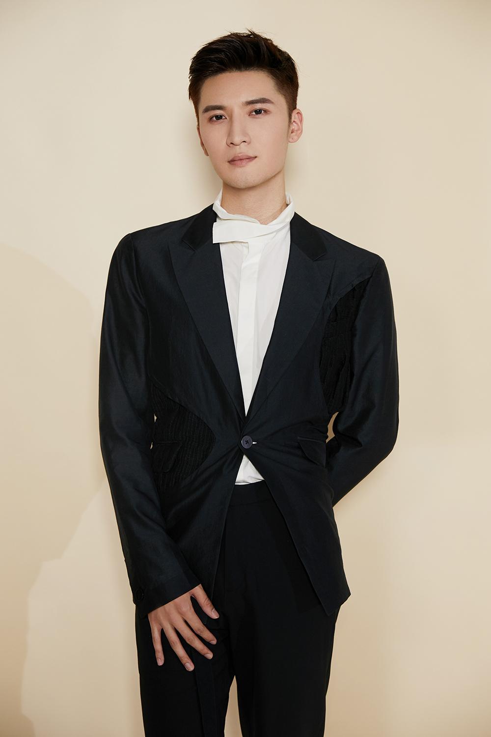 刘海宽最新写真曝光长腿吸睛完美诠释正装杀