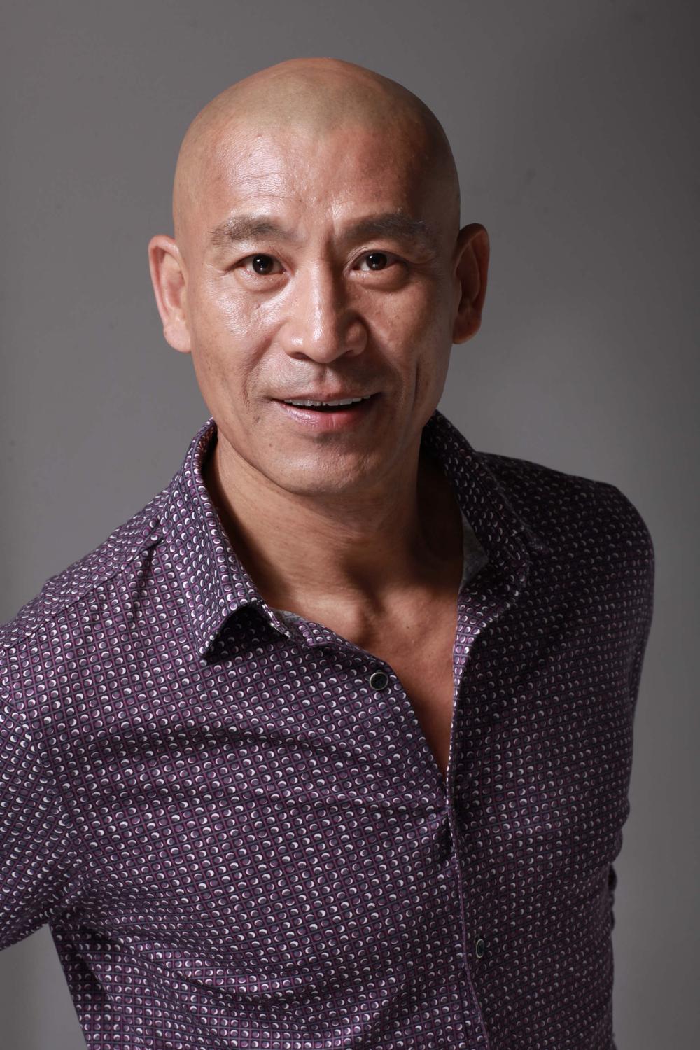 他曾经红极一时, 却做了妻子背后的男人, 妻子为报恩冒险产子