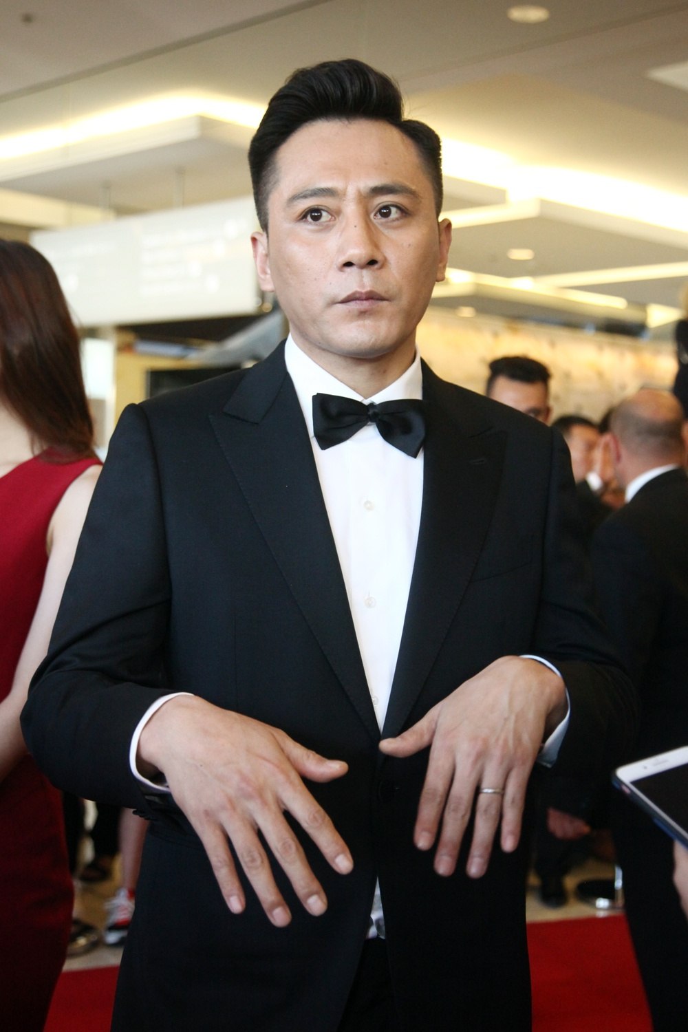 刘烨发微博晒"洋老婆"照片,网友:一点都不像39岁!