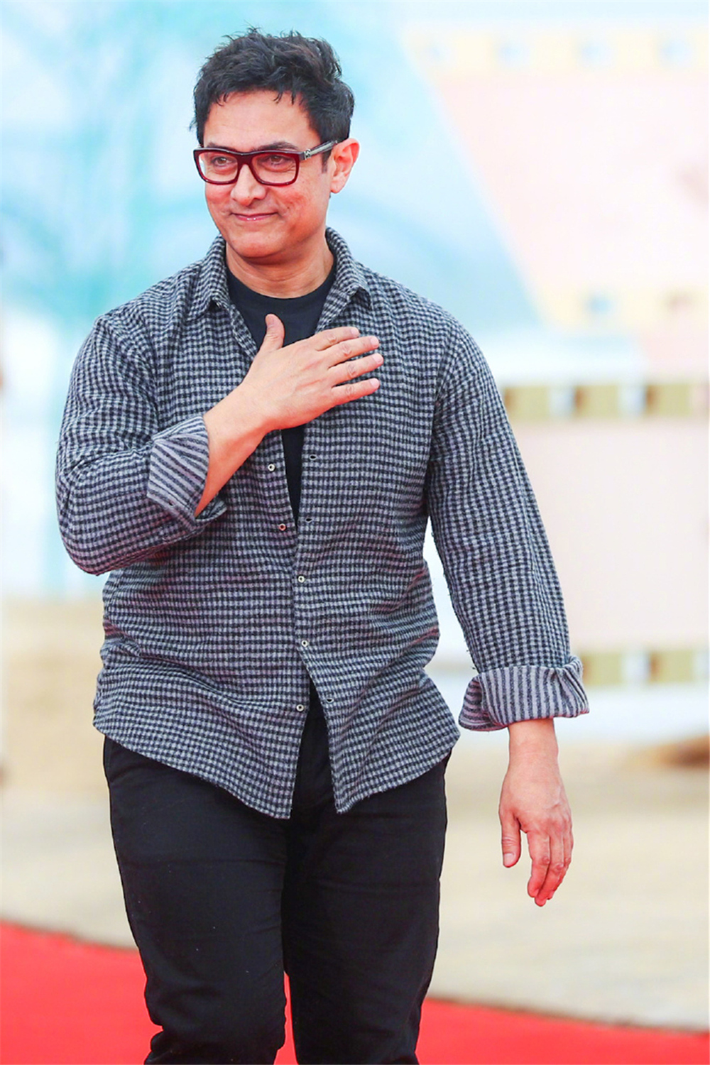 阿米尔汗走红毯一身休闲杰克船长显呆萌却被成龙的中国风惊艳