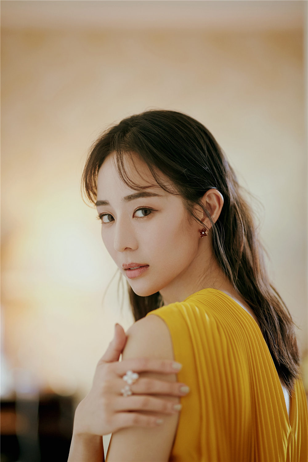 一袭黄裙张钧甯又成焦点!背后开深v不及无跟高跟鞋,气质真的棒