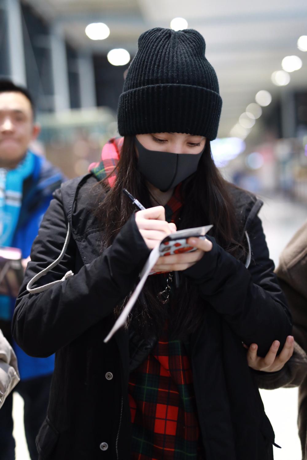 欧阳娜娜戴口罩帽子实力保暖比剪刀手合影迷弟亲和力max