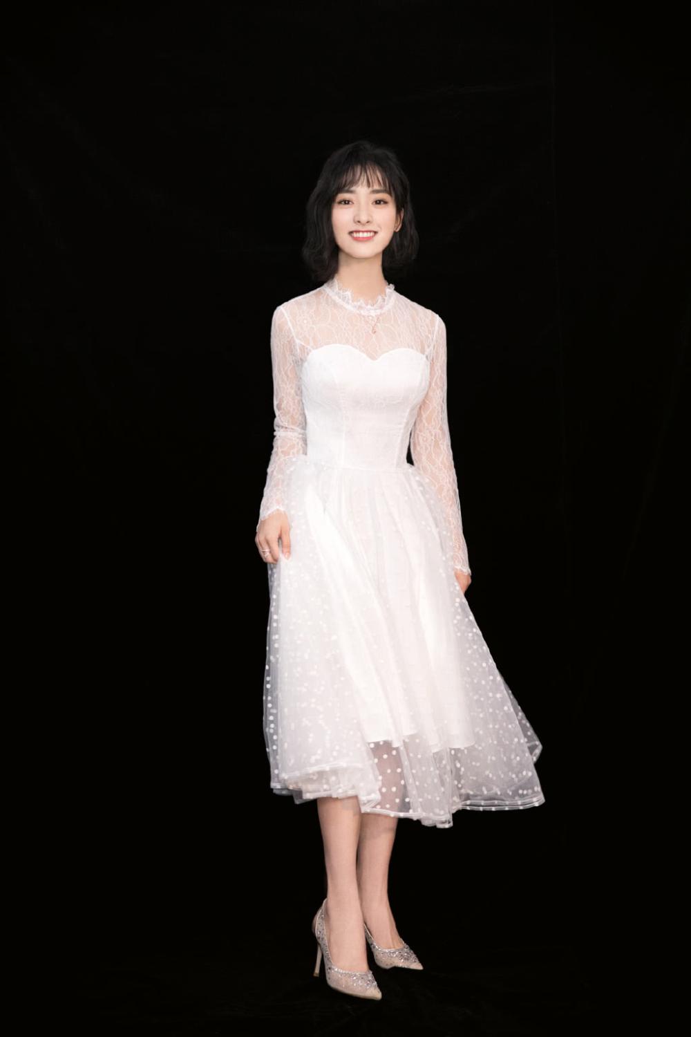 沈月腿壮实又怎样? 肤白貌美就是好看, 再背个小包更显少女了