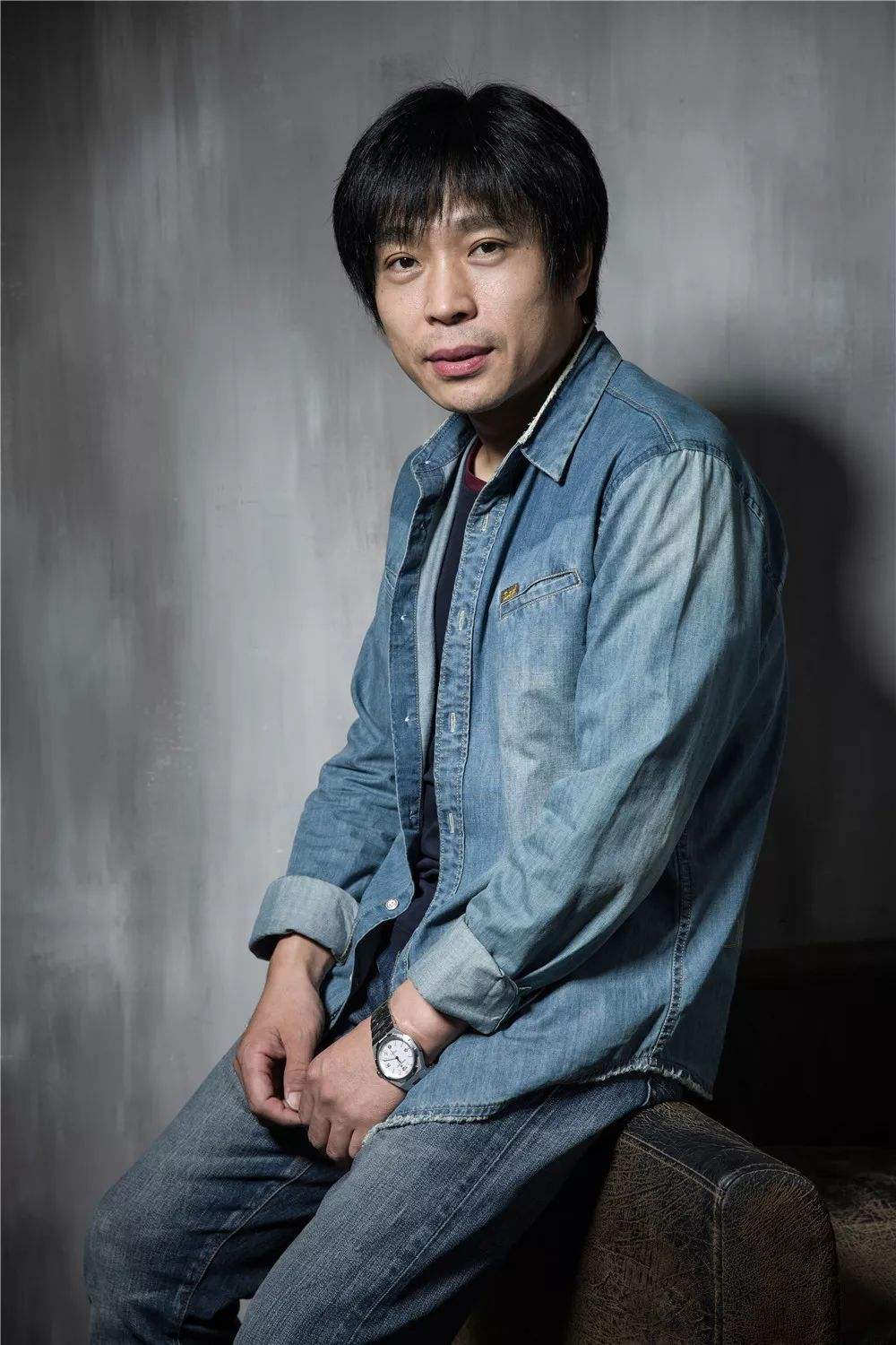 他拿作品与冷军比高低,把感情融入到绘画之中,最擅长画红衣女子