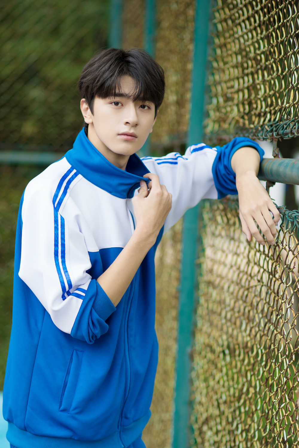 一秒回到高中!林一校园写真诠释清新校草风