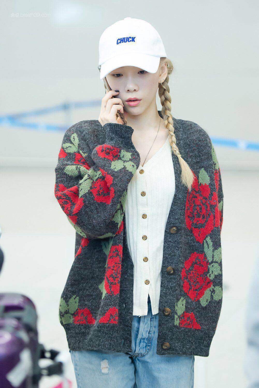 金泰妍现身机场,毛衣开衫搭牛仔裤好减龄,扎麻花辫看着哪像30岁|金泰