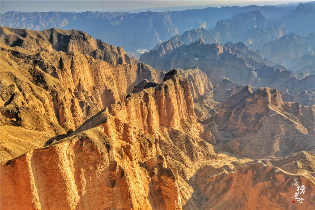 壮丽之姿,偶尔也会有些俏皮可爱的地方,石峰表面掺杂着许多黑褐色石头