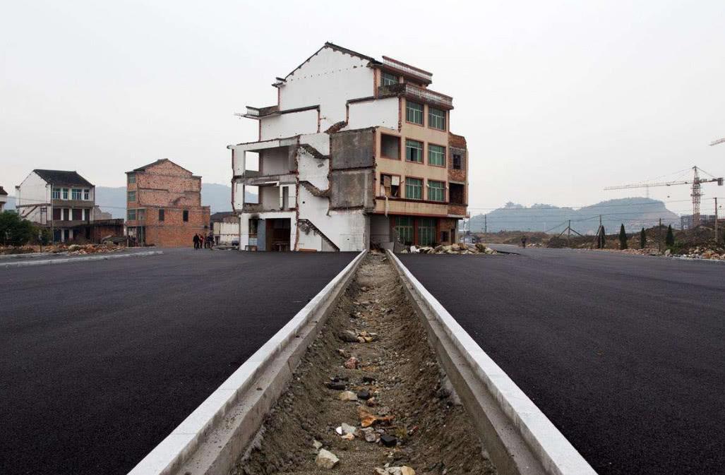 中国最牛的钉子户, 房子拆了一半仍继续住, 连开发商都拿他们没辙