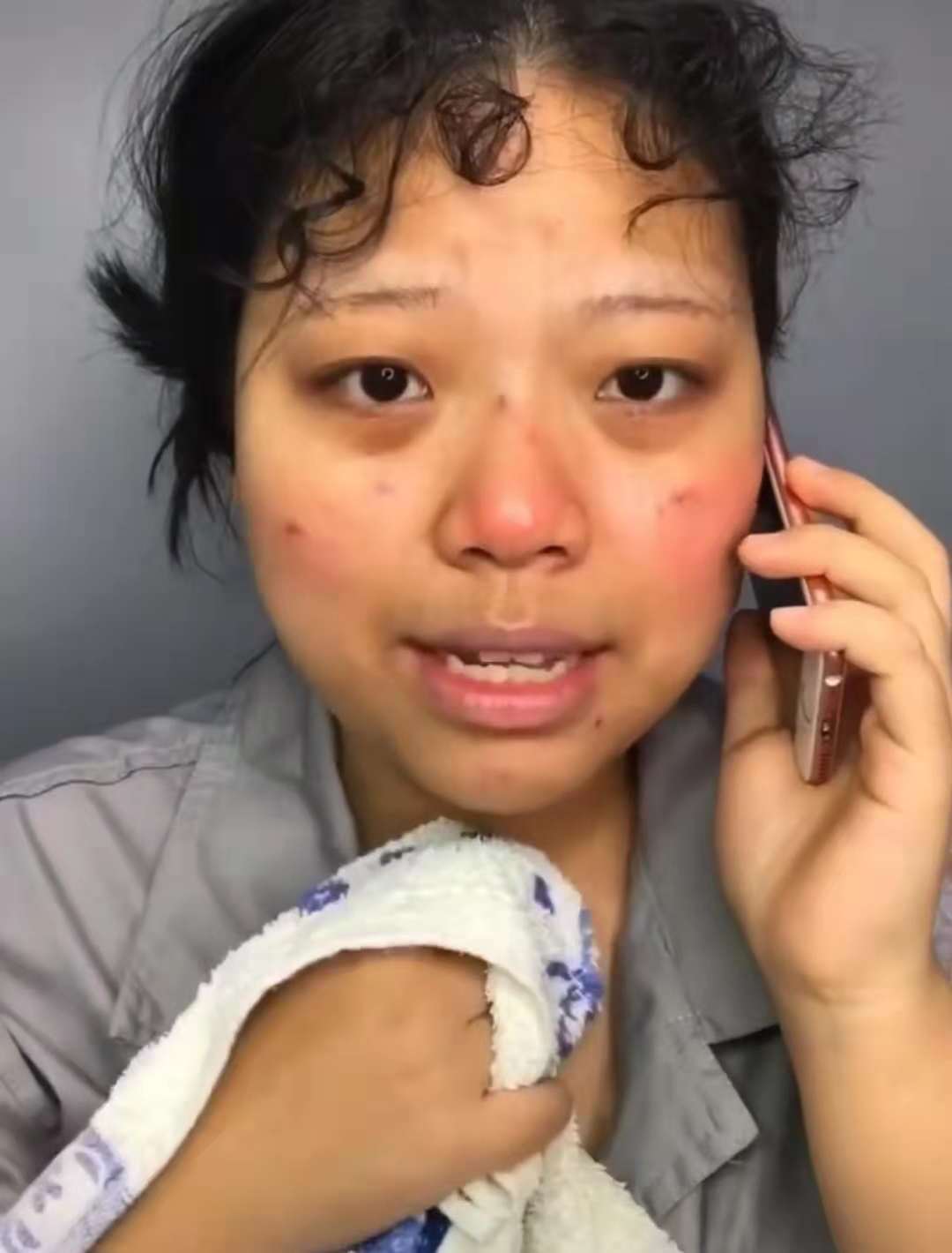 接到女儿电话要开家长会,为不给她丢面子化妆打扮,大妈秒变辣妈