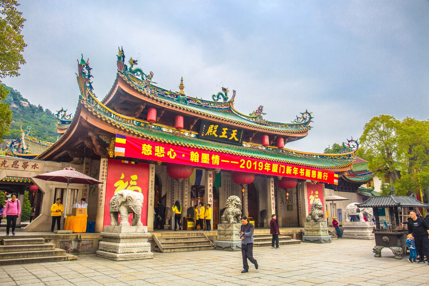 这不仅是厦门著名的寺院,也为闽南佛教胜地之一,更是厦门旅游必去之地