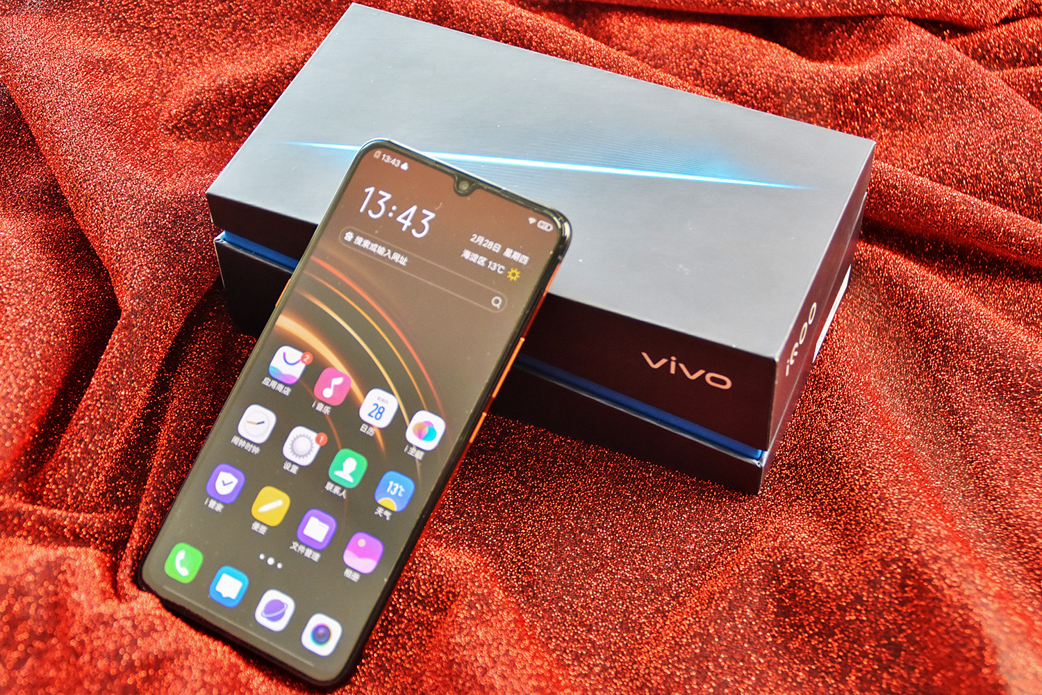 vivo iqoo真机图赏:电光蓝熔岩橙骑士黑全家福