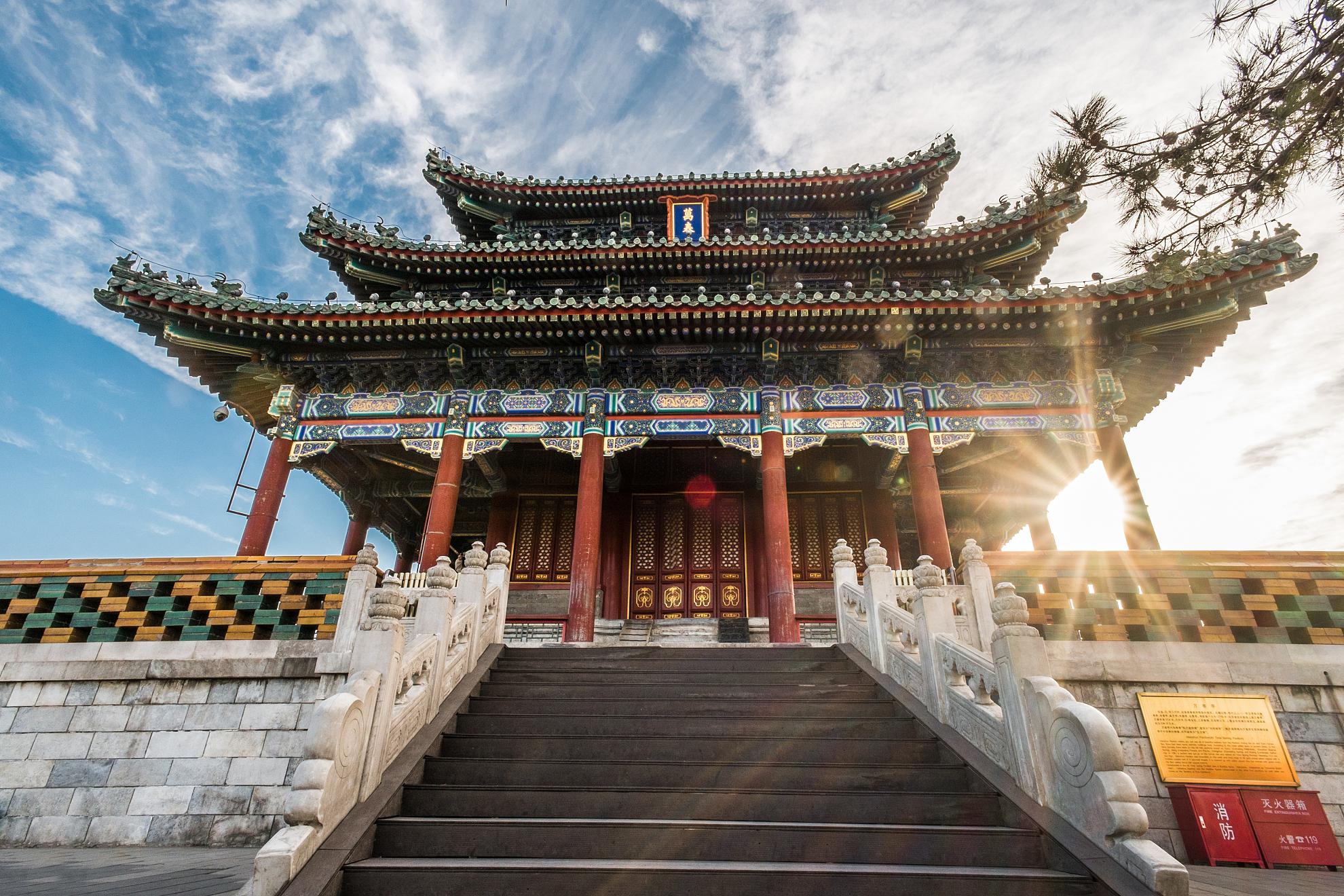 北京中轴线出现"景山坐像",这个人像是谁?至今还是未解之谜