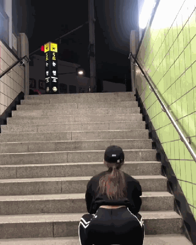 从38健身练到56公斤,女孩楼梯上练蛙跳,厚实身材秒杀骨感美