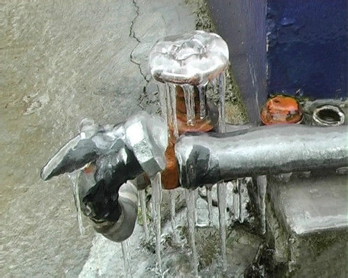 严冬里,水龙头被冻住了怎么办?农村大哥有妙招!网友:靠谱吗?