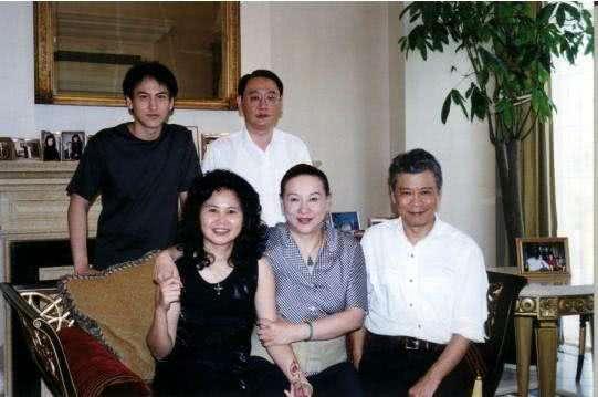 他让父亲一平米卖十万,反而少赚几百亿|徐枫|汤珈铖|汤君年_新浪新闻