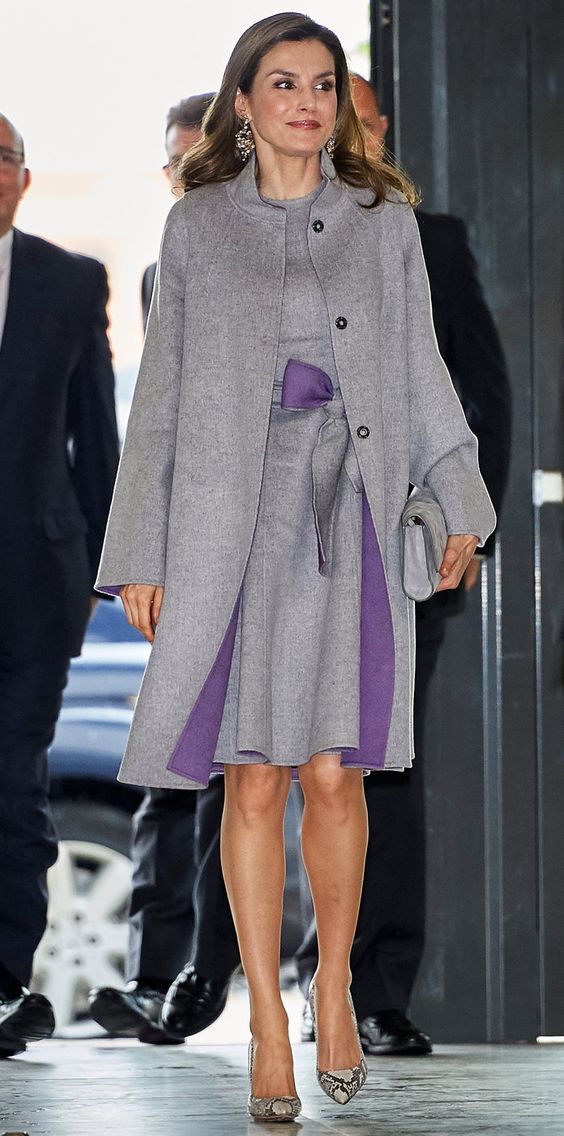 西班牙王后冬季造型真时髦!旧款大衣搭白衬衫和长裤,优雅又气质