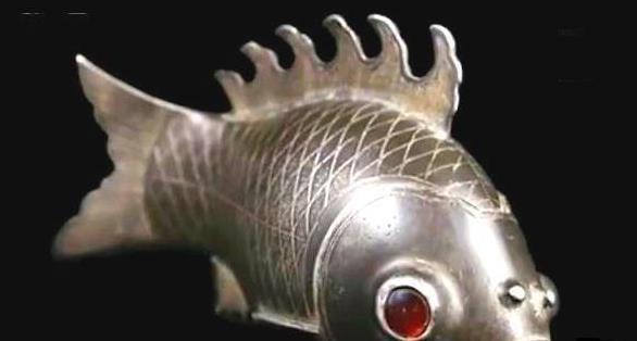 蛇眉铜鱼?受女友嫌弃穷男子带家传"鱼"鉴宝,专家:可知这鱼?