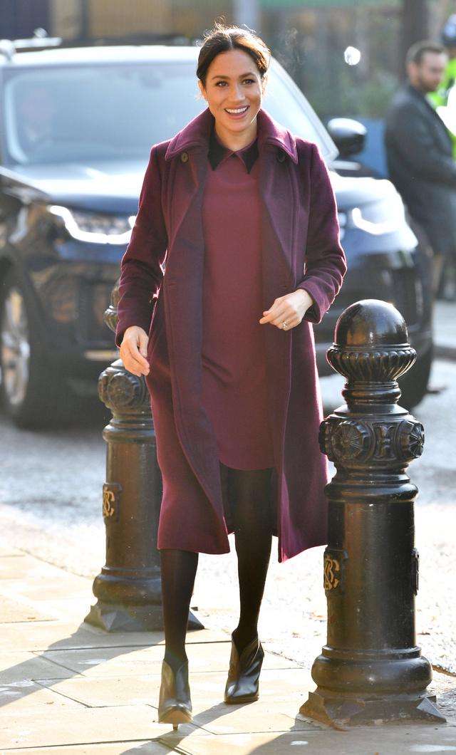 梅根王妃又穿膝盖以上的短裙,搭黑丝袜秀小鸟腿更惊艳,发型加分