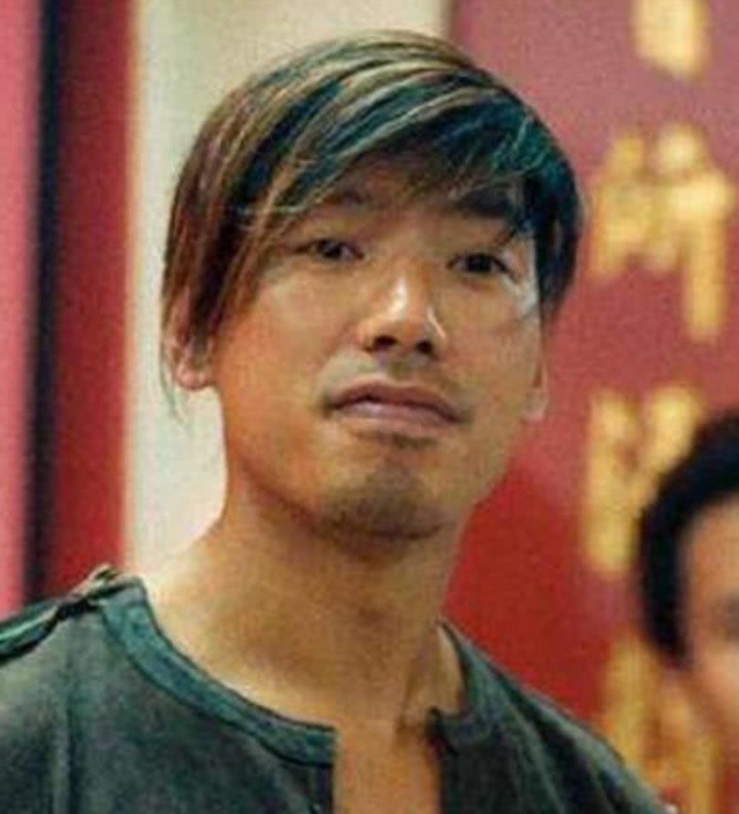 还记得"古惑仔"中的乌鸦吗?如今55岁的他,变成了和蔼的大叔!