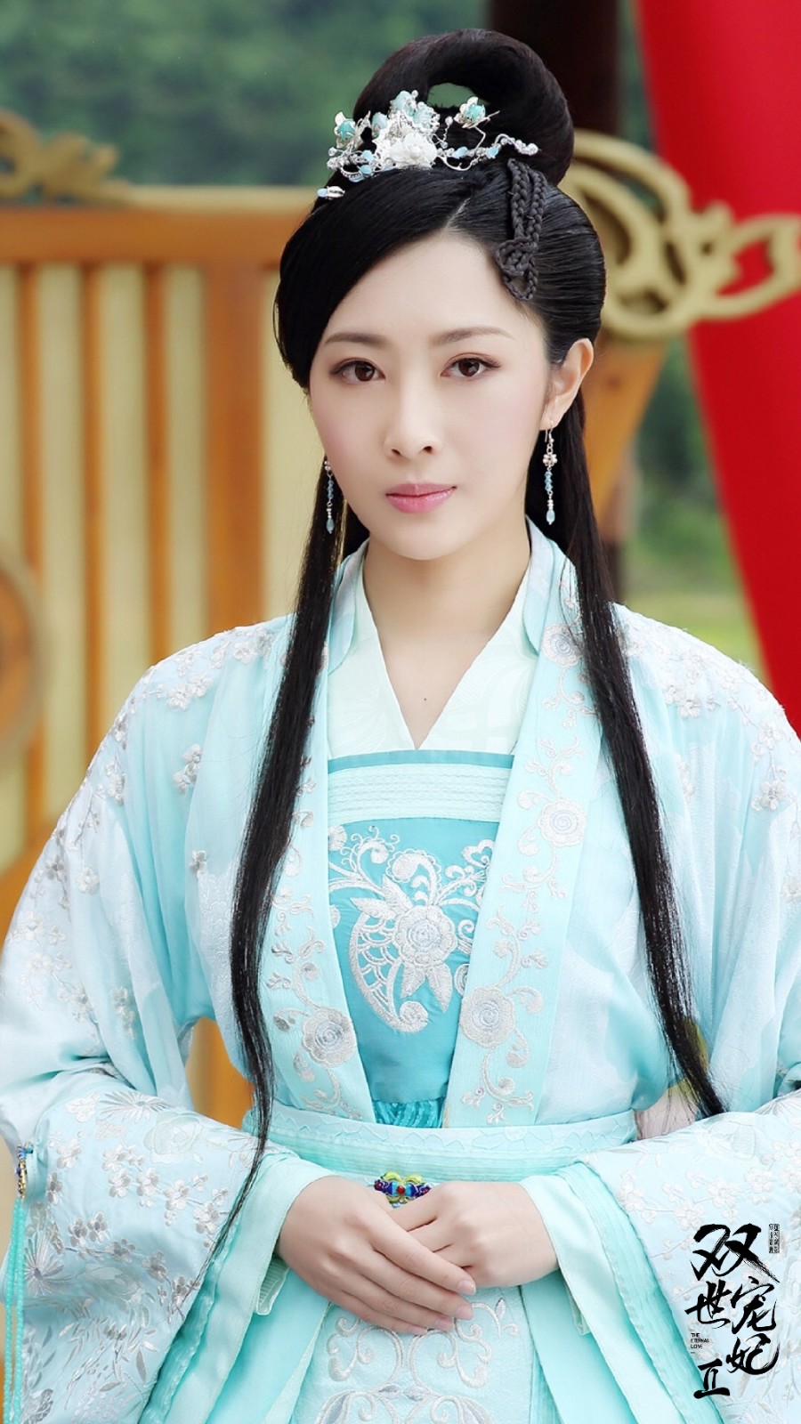 曾饰演《双世宠妃》的曲盼儿,今穿皮衣配薄纱裙,双腿若隐若现