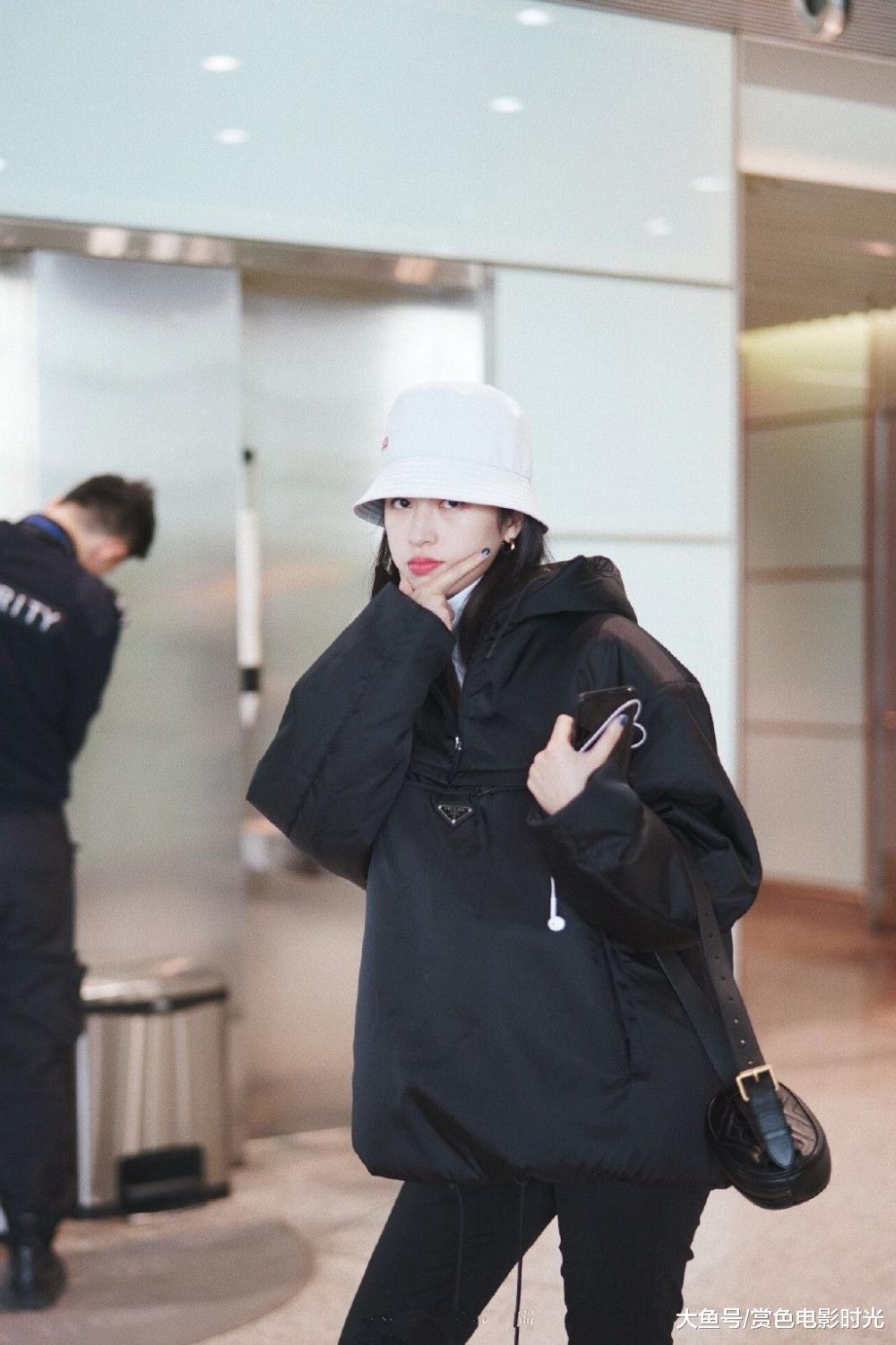 周雨彤穿黑色羽绒服戴渔夫帽现身 摆造型俏皮可爱少女感十足