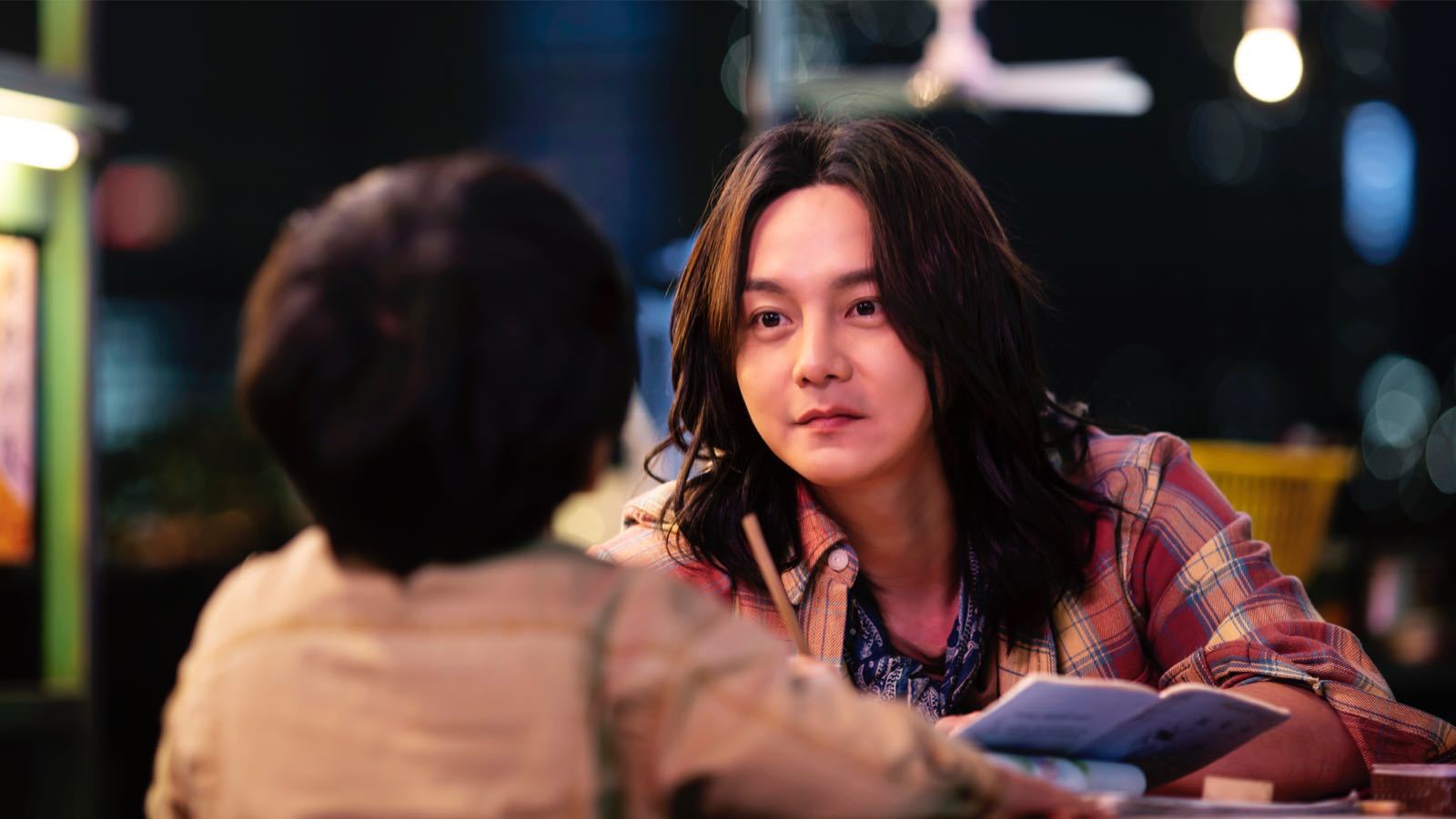 近日,尹正工作室发布了若干电影《飞驰人生》片场视频和剧照,尹正身穿