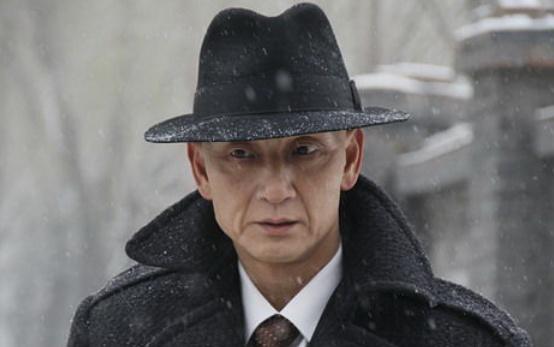 曾是帅气小生,却患怪病眉毛头发全掉光,今61岁被誉 国宝级坏蛋