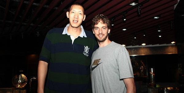 和孙明明合影是什么感觉?姚明看起来"很矮",加索尔像是个球迷